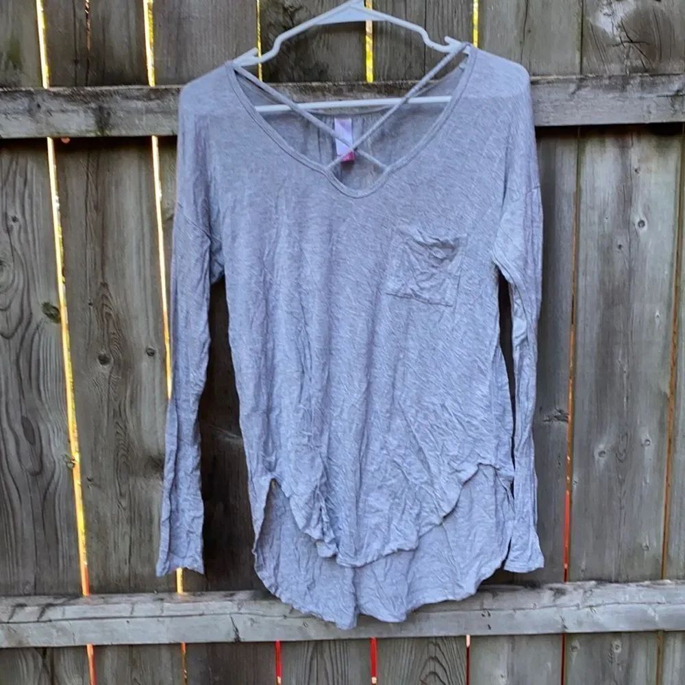 No Boundaries gray cross cross top sz. S